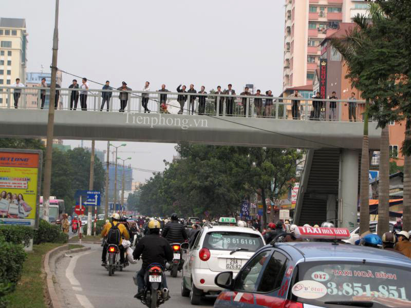 Cuộc diễn tập thu hút sự quan tâm theo dõi của nhiều người dân. Ảnh: Tuấn Nguyễn