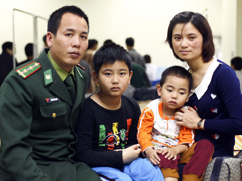 Gia đình anh Nguyễn Khả Nghĩa, bé Nguyễn Khả Trọng Anh, Nguyễn Khả Nhật Khánh và chị Đào Thị Hường (từ trái sang). Ảnh: Nguyễn Khánh