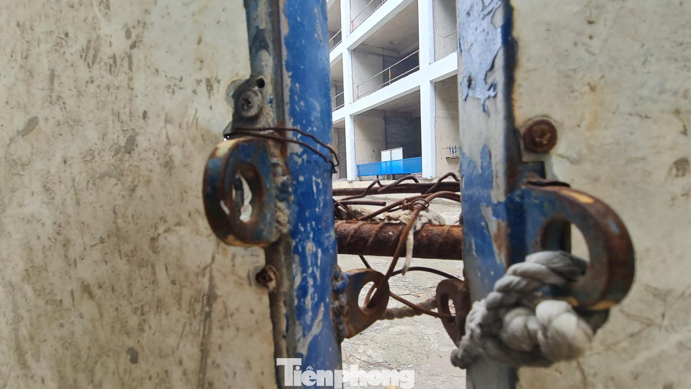 Dự án trong tình trạng cửa đóng then cài.