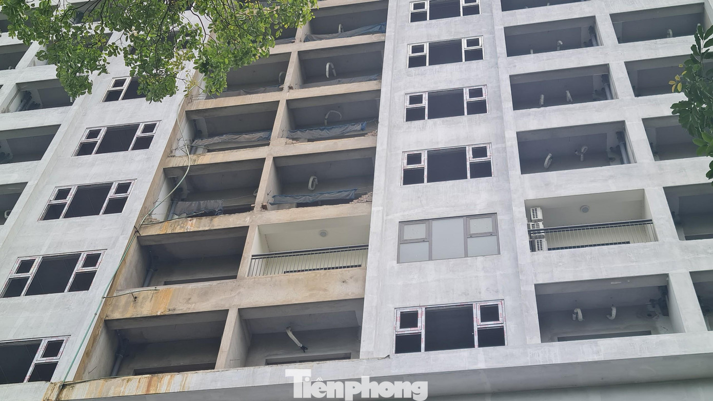 Chủ đầu tư đang hoàn thiện mặt ngoài, và bên trong căn hộ.