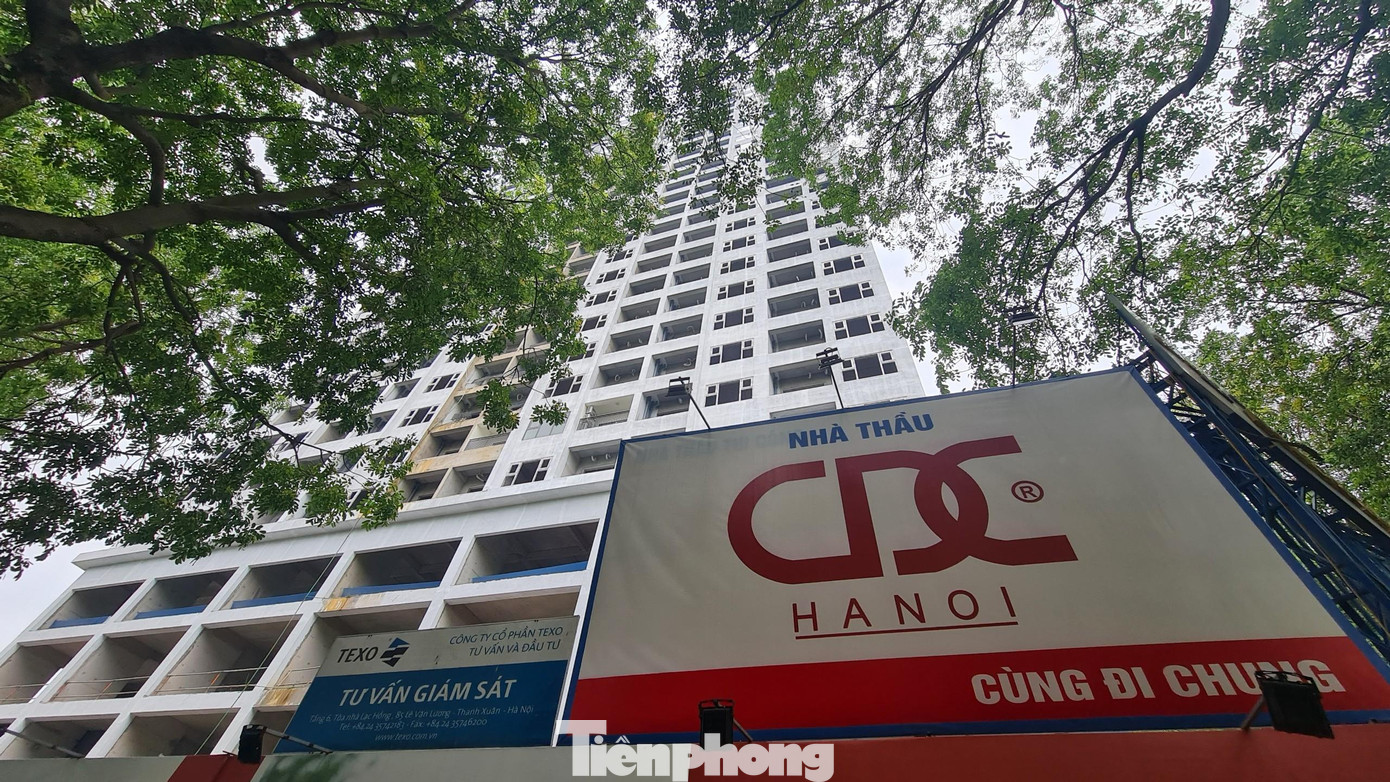 Khách hàng mua nhà tại dự án còn “tố” chủ đầu tư huy động vốn trái phép, bán nhà khi chưa có giấy phép mở bán. Thu tiền quá quy định của pháp luật (không quá 70% trước khi bàn giao nhà, không quá 95% trước khi nhận sổ), có dấu hiệu chiếm dụng vốn khi đã thu tiền quá quy định của khách hàng nhưng không được dùng để hoàn thiện dự án bàn giao nhà. Thậm chí, đến nay dự án còn nợ tiền sử dụng đất hơn 50 tỷ đồng.