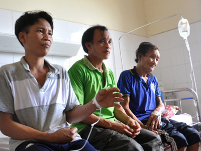 Ông Hồ Văn Tri(giữa) ngồi bên cha Hồ Văn Thanh và anh trai Hồ Văn Lang ở Bệnh viện đa khoa Quảng Ngãi. Ảnh: Trí Tín