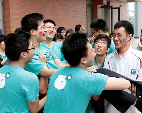 Trong niềm vui chiến thắng, lớp Toán 2 vô địch đã tung thầy lên cao