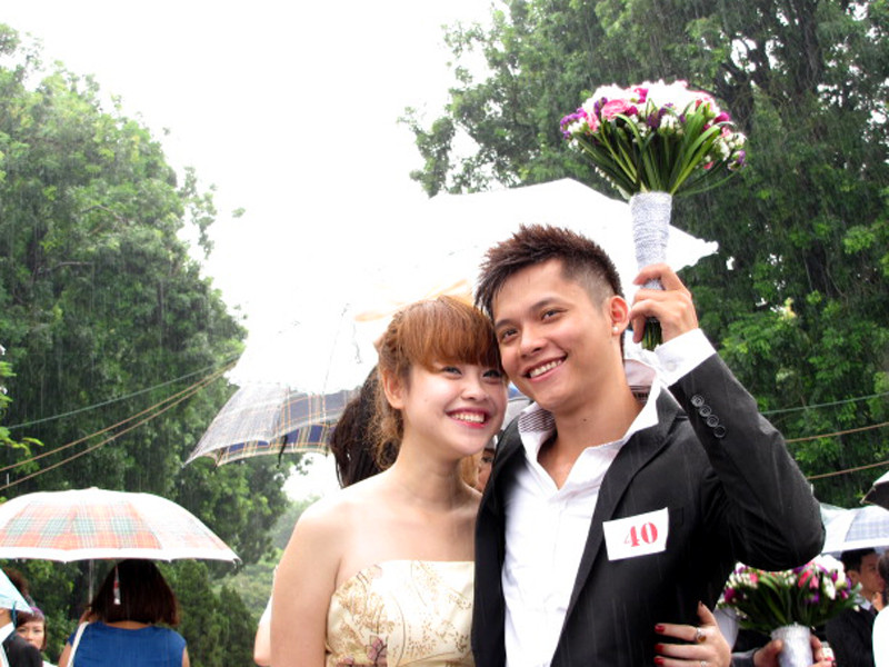 Trời mưa càng khiến tình yêu của họ thêm nồng cháy