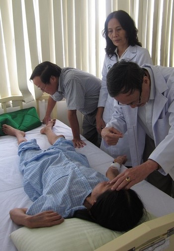 Bác sĩ Lộc, chuyên khoa mắt đang khám cho chị Mai Ảnh: Minh Nhật (VnExpress). Bác sĩ Lộc, chuyên khoa mắt đang khám cho chị Mai Ảnh: Minh Nhật