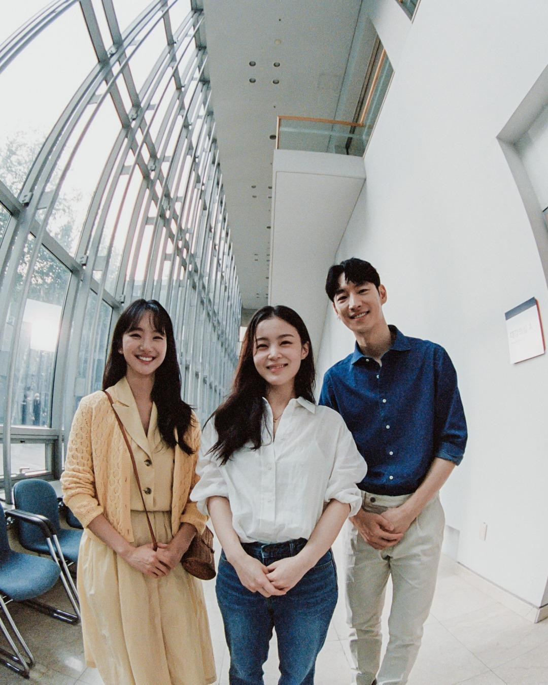 MV của Only có sự tham gia diễn xuất của hai diễn viên Lee Je Hoon và Won Jin Ah. MV của Only có sự tham gia diễn xuất của hai diễn viên Lee Je Hoon và Won Jin Ah.