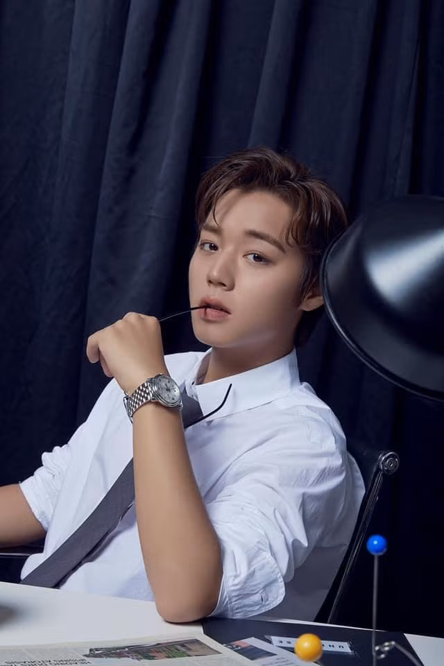 Một lần vuốt tóc, lộ trán đã "thổi bay" nét đáng yêu của Park Jihoon để thần thái cool ngầu, quyến rũ thay thế.