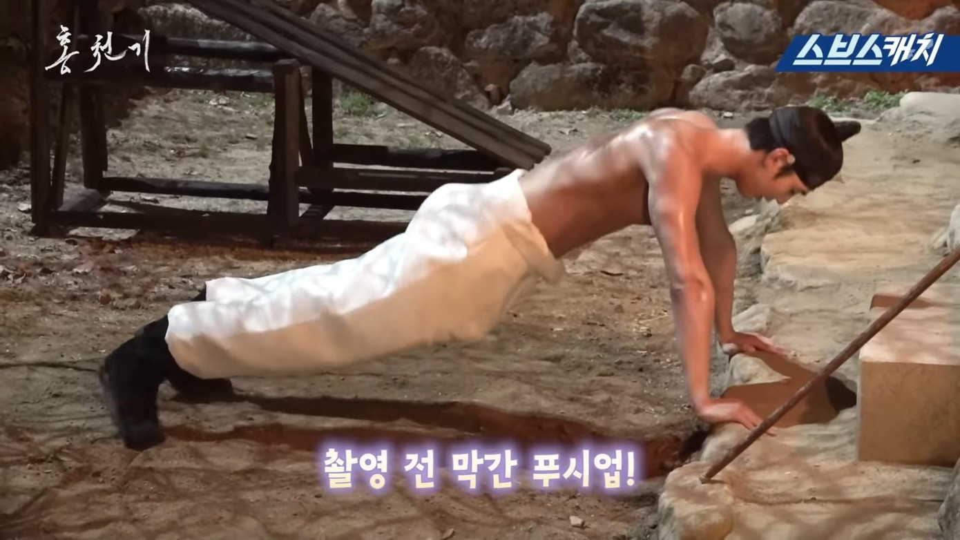 Phút trước Ha Ram còn mang dáng vẻ thư sinh, bí ẩn, phút sau đã "lột xác" đầy quyến rũ. Phút trước Ha Ram còn mang dáng vẻ thư sinh, bí ẩn, phút sau đã "lột xác" đầy quyến rũ.