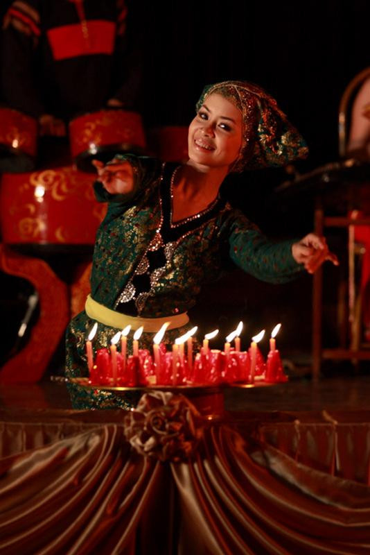 Tiết mục Hầu văn "Xá thượng" (Cô bé thượng ngàn) là một làn điệu để cầu tài, cầu lộc, cầu hạnh phúc trong các lễ hội tâm linh. Tiết mục do NSND Xuân Hoạch và NS Ngọc Lan biểu diễn.