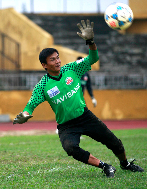 Thủ môn Thế Anh của Navibank Sài Gòn được quan tâm đặc biệtvì anh là người cũ của SLNA 
