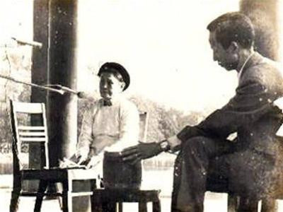 NSND Quách Thị Hồ (hát) và nhà thơ Ngô Linh Ngọc (cầm chầu)