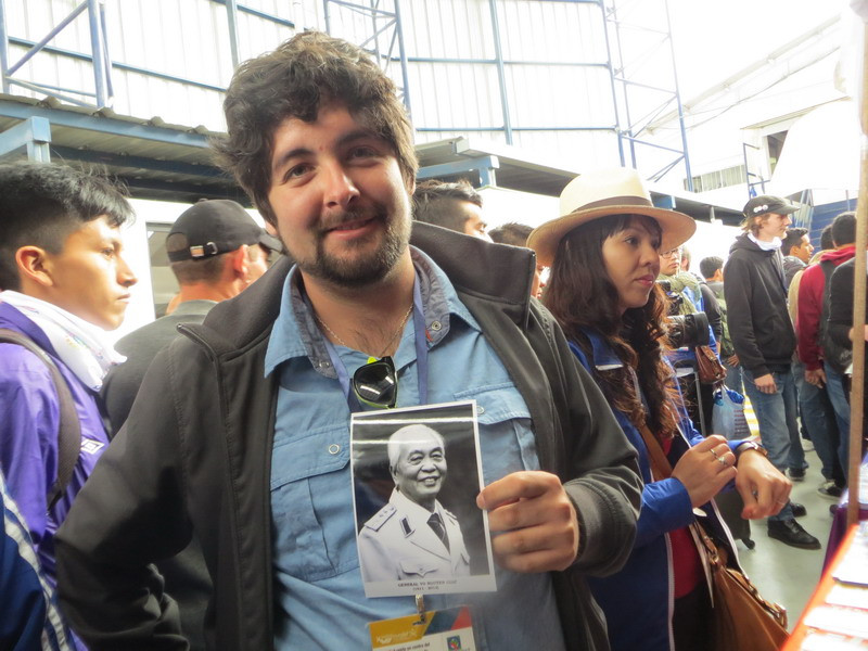 Niềm vui của một bạn trẻ được tặng chân dung Đại tướng Võ Nguyên Giáp