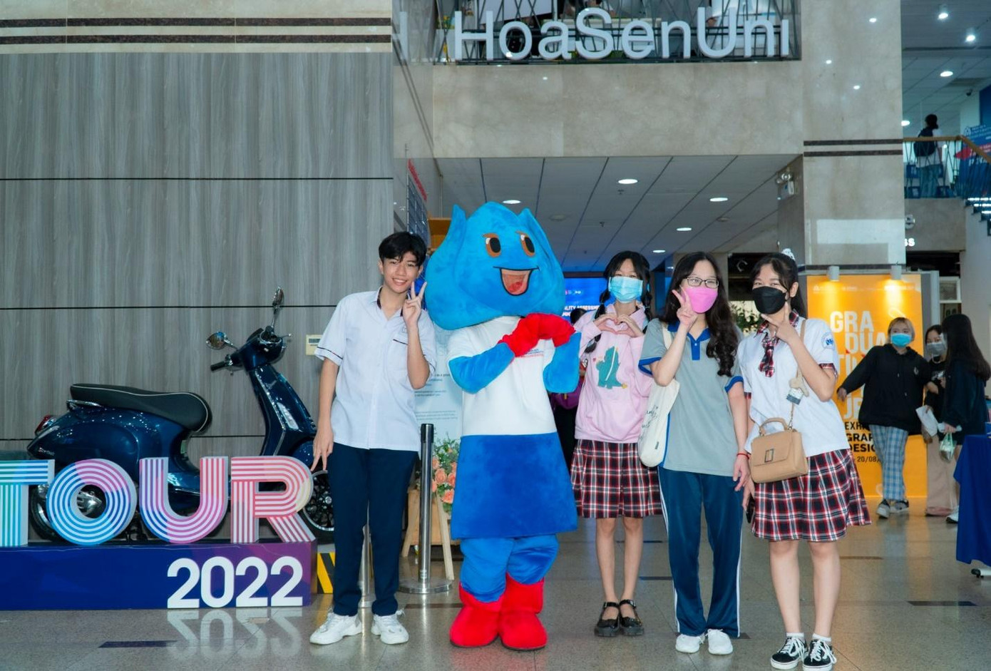 Các bạn học sinh đến tham quan trải nghiệm và đăng ký nguyện vọng xét tuyển đại học tại trụ sở chính của trường Các bạn học sinh đến tham quan trải nghiệm và đăng ký nguyện vọng xét tuyển đại học tại trụ sở chính của trường