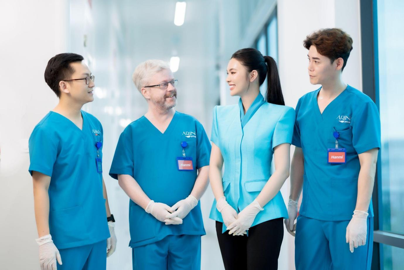 Chị Nguyễn Thị Quỳnh Trang - Nhà sáng lập Viện thẩm mỹ Arina (thứ 3 từ trái sang phải)