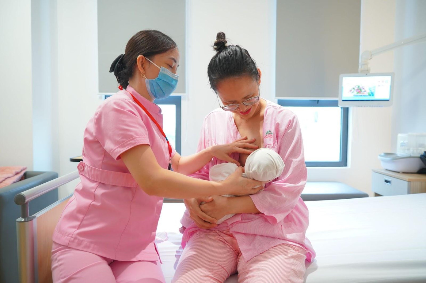 Hồng Ngọc nỗ lực trở thành Bệnh viện thực hành nuôi con bằng sữa mẹ xuất sắc. Hồng Ngọc nỗ lực trở thành Bệnh viện thực hành nuôi con bằng sữa mẹ xuất sắc.