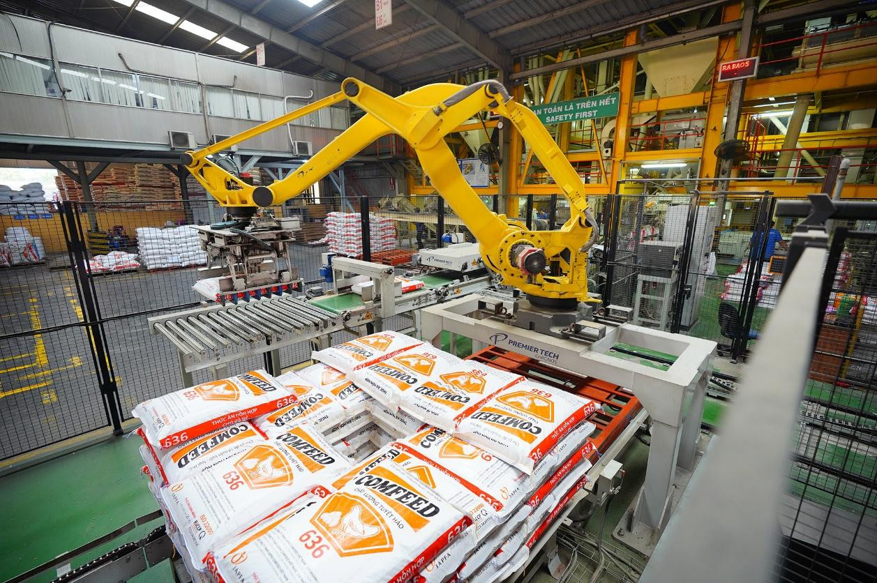 Bên trong nhà máy sản xuất thức ăn chăn nuôi của Japfa tại Long An