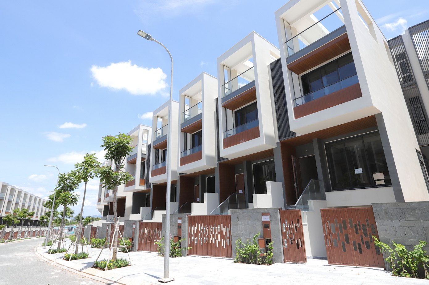 Nhà phố, shophouse tại trung tâm TP biển Phan Thiết được nhiều nhà đầu tư ưa chuộng. Ảnh một dãy nhà phố hoàn thiện chỉnh chu và đã bàn giao của tổ hợp đô thị giải trí Mũi Né Summerland Nhà phố, shophouse tại trung tâm TP biển Phan Thiết được nhiều nhà đầu tư ưa chuộng. Ảnh một dãy nhà phố hoàn thiện chỉnh chu và đã bàn giao của tổ hợp đô thị giải trí Mũi Né Summerland