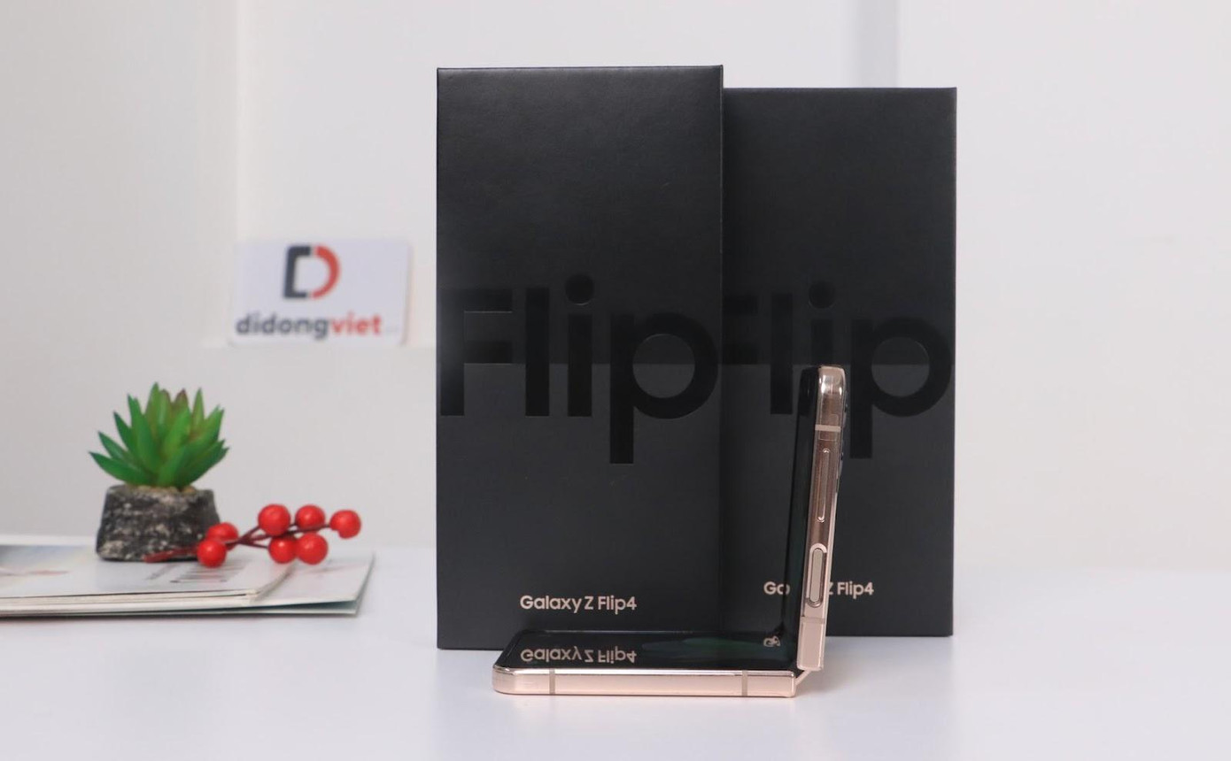Galaxy Z Flip4 cũng được trang bị khả năng kháng nước tiêu chuẩn IPX8, cho phép người dùng thoải mái sử dụng máy trong các điều kiện thời tiết khắc nghiệt. Samsung Z Flip4 cũng là smartphone gập vỏ sò hiếm hoi trên thế giới được trang bị khả năng này.
