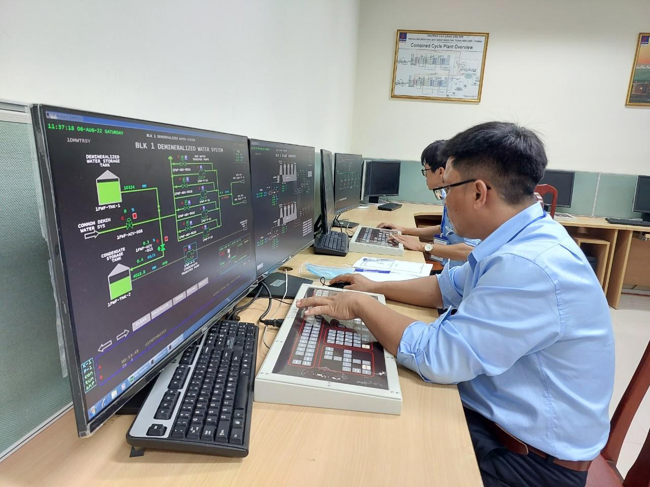 Thí sinh thi điều khiển nhà máy điện