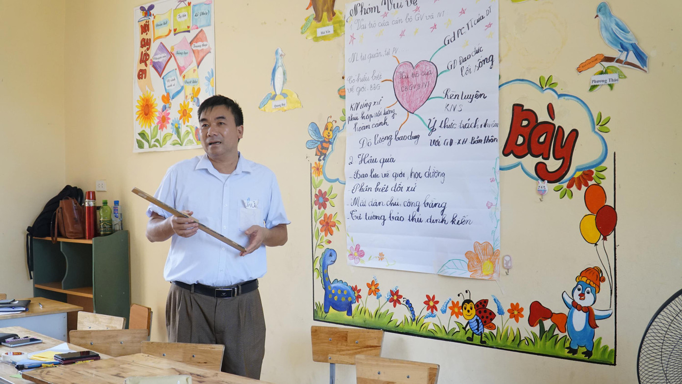 Thầy Đoàn Văn Chữ - Hiệu trưởng trường Tiểu học Bản Lầu