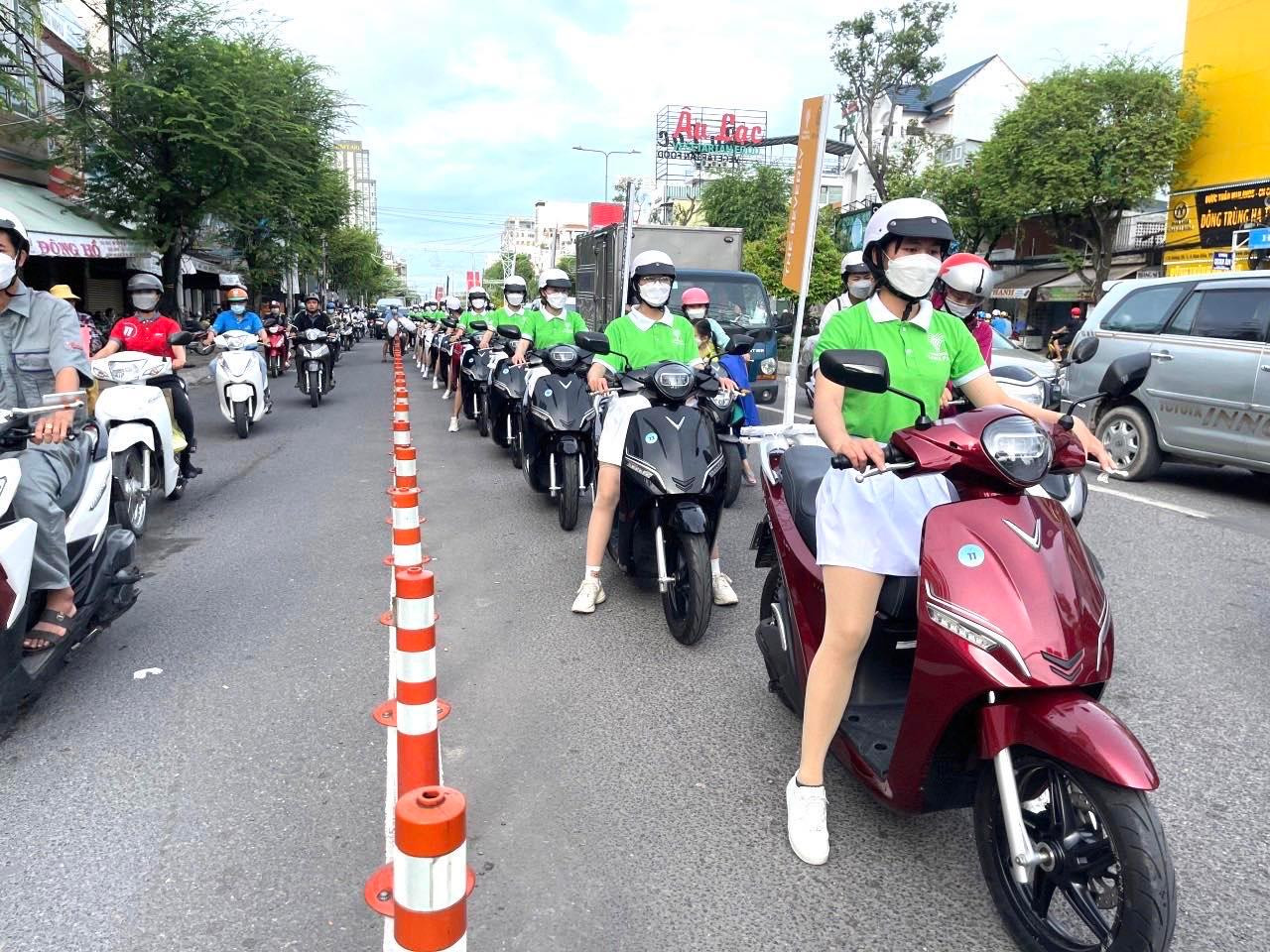 Hoạt động roadshow dự án Vinhomes Grand Park diễn ra trên đường phố thu hút đông đảo sự chú ý của người dân Tây Nam Bộ
