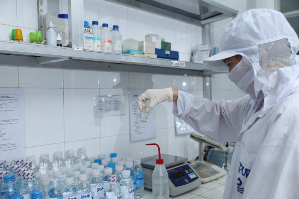 Một công đoạn kiểm tra chất lượng tại phòng thí nghiệm của SAPUWA