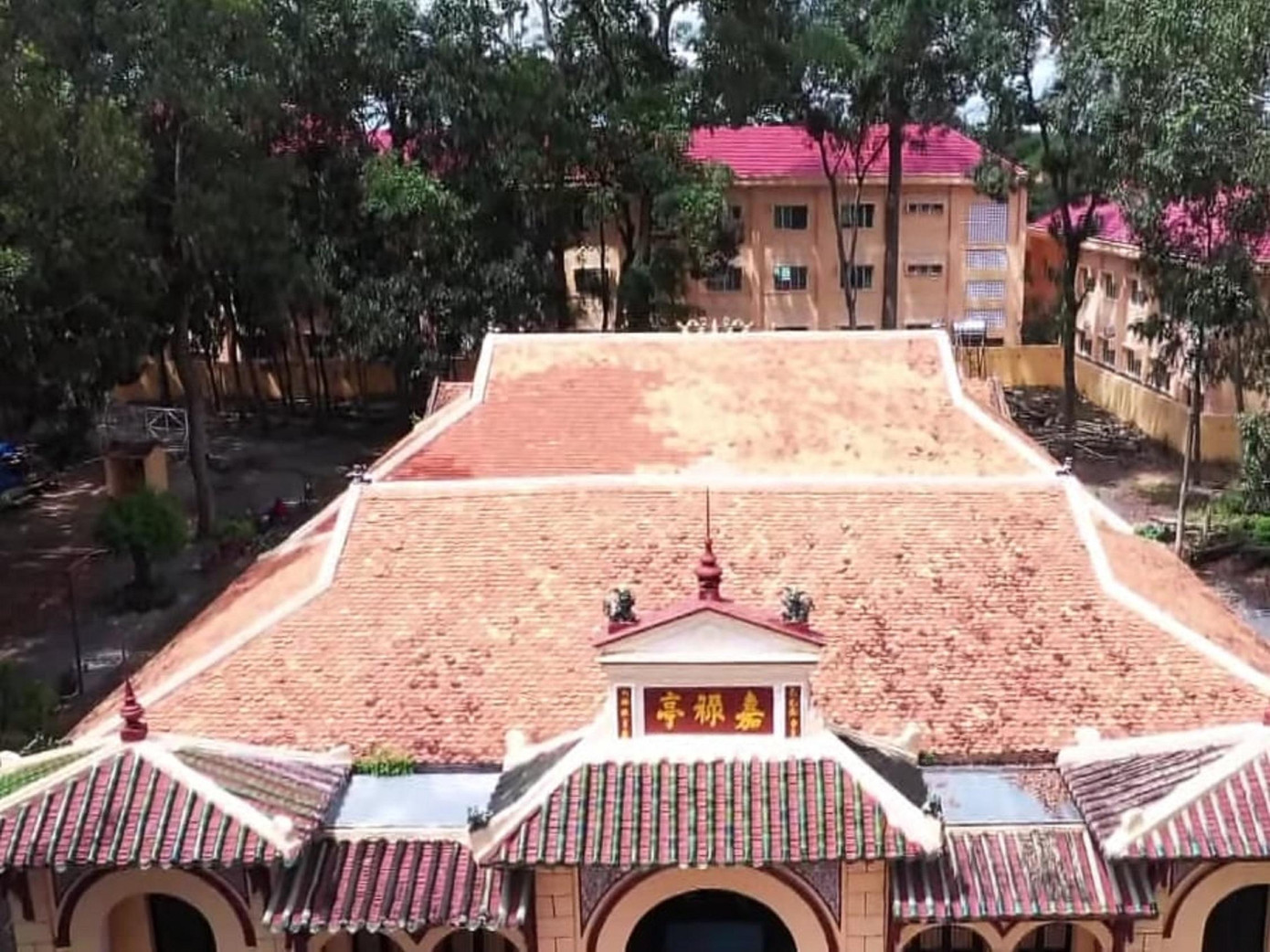 Đình Gia Lộc nằm trên tổng diện tích 7.200m2, kiến trúc kiểu chữ Tam gồm ba lớp nhà xây, mỗi lớp ba gian hai chái.