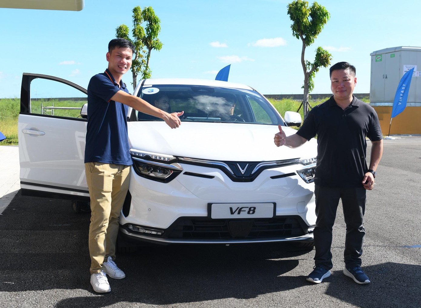 Anh Nguyễn Đăng Tùng (bên trái) - một trong những vị khách hàng tiên phong đặt mua VF 8 bày tỏ cảm giác hạnh phúc khi được tận tay trải nghiệm những chiếc xe điện Made in Vietnam.