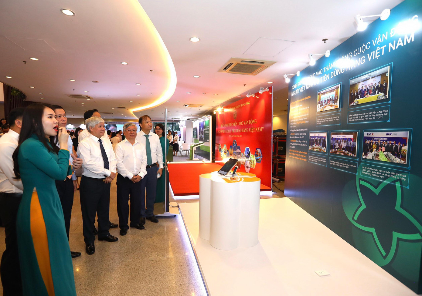 Lãnh đạo các cơ quan Đảng, bộ...tham quan gian hàng triển lãm của BIDV
