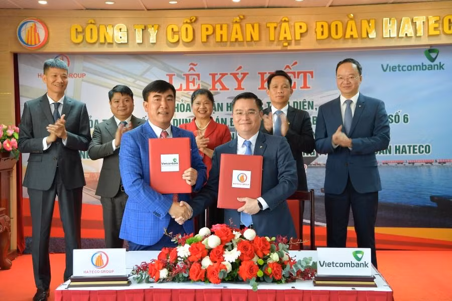 Ông Nguyễn Thanh Tùng – Phó Tổng giám đốc phụ trách BĐH Vietcombank (bên phải) và ông Trần Văn Kỳ - Chủ tịch HĐQT Hateco Group thực hiện nghi thức ký Thỏa thuận hợp tác toàn diện chính thức giữa Vietcombank và Tập đoàn Hateco Ông Nguyễn Thanh Tùng – Phó Tổng giám đốc phụ trách BĐH Vietcombank (bên phải) và ông Trần Văn Kỳ - Chủ tịch HĐQT Hateco Group thực hiện nghi thức ký Thỏa thuận hợp tác toàn diện chính thức giữa Vietcombank và Tập đoàn Hateco