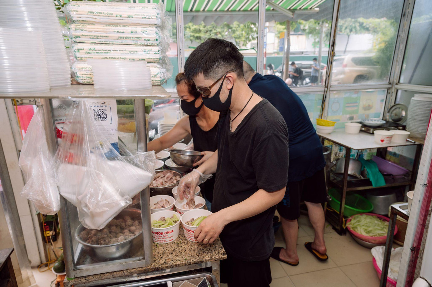 Từ khi lên “app”, khách hàng biết đến hơn và quay lại ăn nhiều hơn, anh Ninh và nhân viên luôn tất bật với lượng đơn “nổ” liên tục.