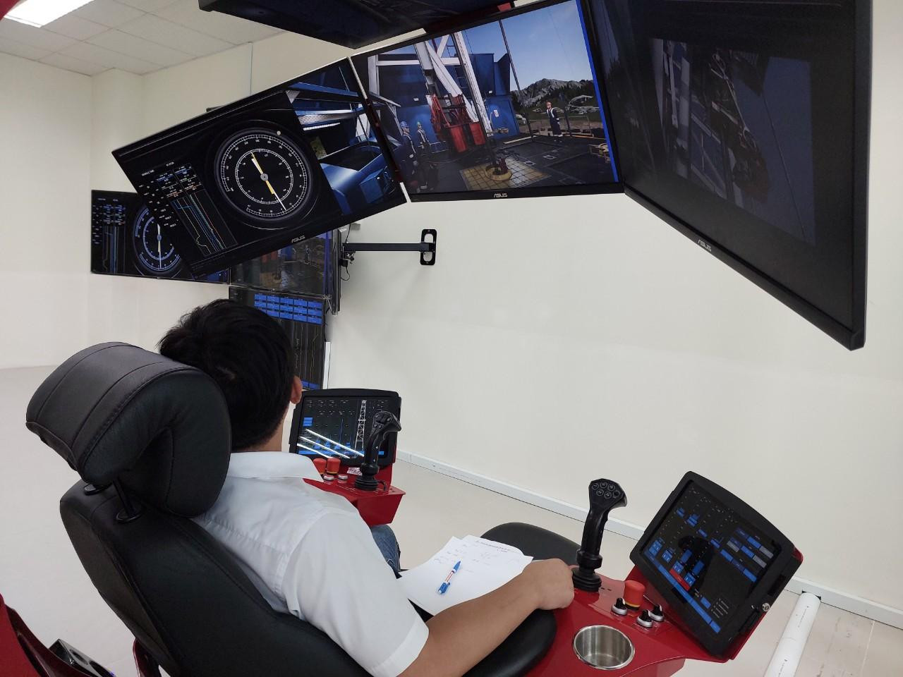 Thí sinh thi nghề vận hành thiết bị khoan dầu khí