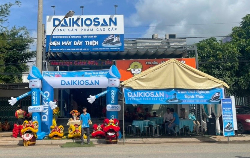 Showroom Điện máy Bảy Thiện được trang trí sang trọng, tạo cảm giác thoải mái, đẳng cấp cho khách hàng khi đến trải nghiệm