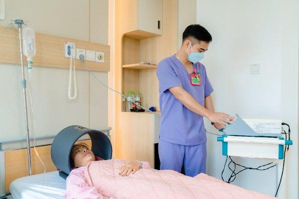 Bệnh nhân đang trị liệu bằng máy từ trường Bệnh nhân đang trị liệu bằng máy từ trường