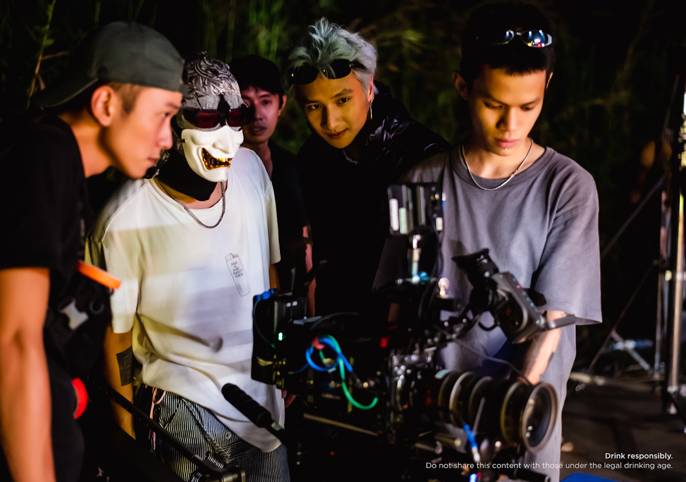 Ekip căng thẳng vào giữa đêm để chọn ra những cảnh quay độc nhất Ekip căng thẳng vào giữa đêm để chọn ra những cảnh quay độc nhất