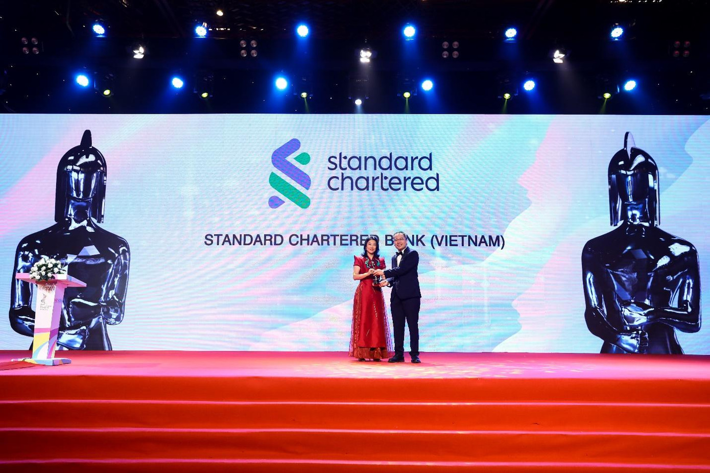 Đại diện Standard Chartered Bank (Việt Nam) tại lễ trao giải