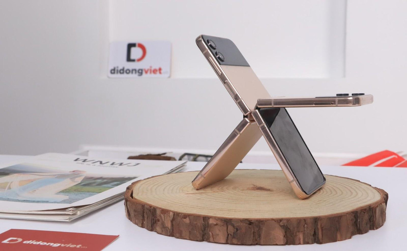 Chiếc điện thoại Samsung Z Flip4 năm nay có phần khung máy thiết kế vuông vức, cạnh phẳng và bo tròn nhẹ ở bốn góc cực kỳ sang trọng. Thiết kế này khiến Z Flip4 khi gập lại không khác một chiếc máy nghe nhạc nhỏ gọn, cá tính vừa vặn trong lòng bàn tay.