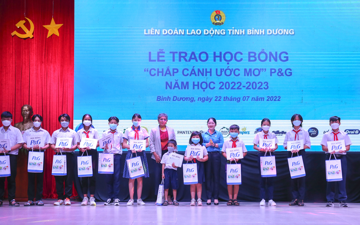 P&amp;G Việt Nam đã chắp cánh ước mơ cho gần 3000 học sinh nghèo hiếu học tại tỉnh Bình Dương trong hơn 26 năm qua