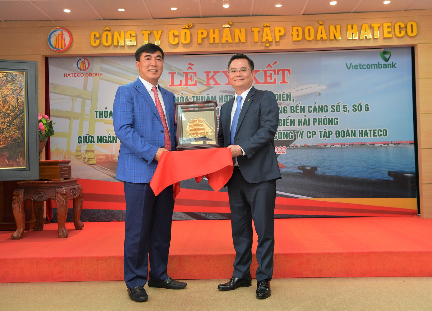 Ông Trần Văn Kỳ - Chủ tịch HĐQT Hateco Group (bên trái) tặng quà lưu niệm cho ông Nguyễn Thanh Tùng – Phó Tổng giám đốc phụ trách Ban Điều hành Vietcombank Ông Trần Văn Kỳ - Chủ tịch HĐQT Hateco Group (bên trái) tặng quà lưu niệm cho ông Nguyễn Thanh Tùng – Phó Tổng giám đốc phụ trách Ban Điều hành Vietcombank