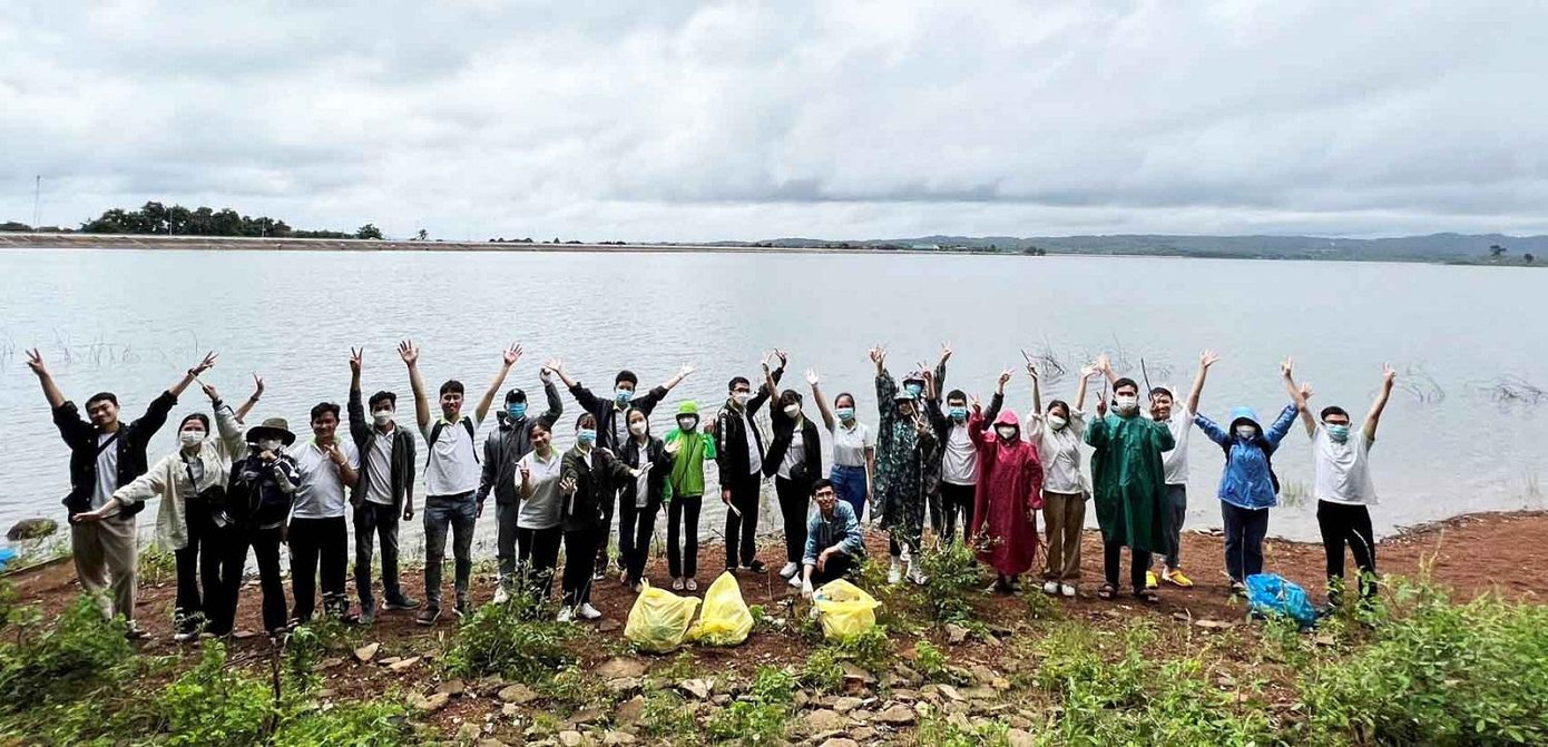 Hoạt động thu gom rác thải tại hồ Ea Kao
