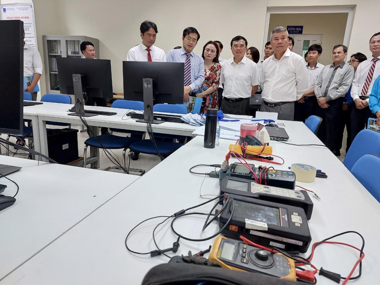 Ban lãnh đạo Petrovietnam tham quan, kiểm tra công tác chuẩn bị tại các phòng thi