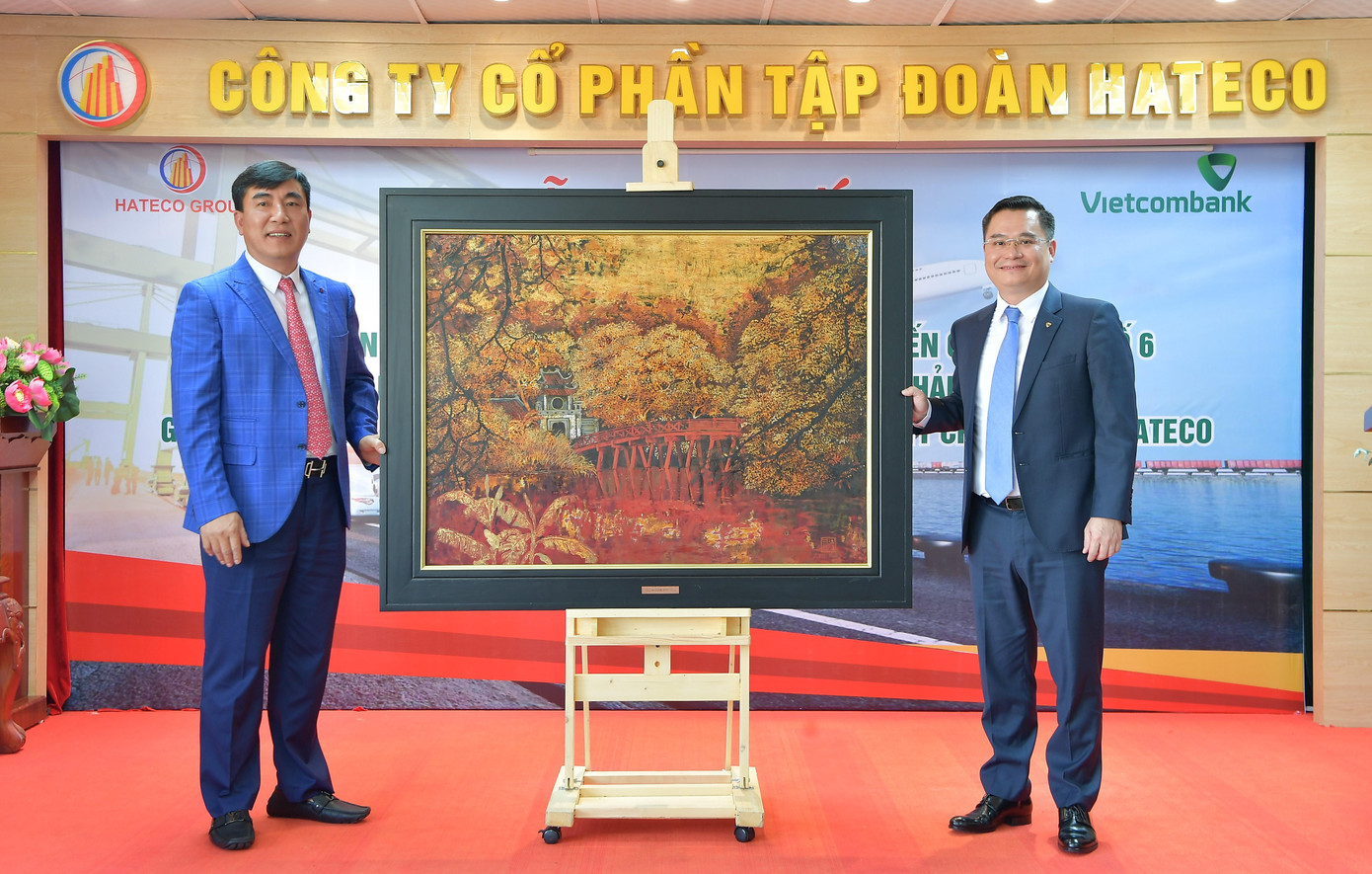 Ông Nguyễn Thanh Tùng – Phó Tổng giám đốc phụ trách BĐH Vietcombank (bên phải) tặng quà lưu niệm cho ông Trần Văn Kỳ - Chủ tịch HĐQT Hateco Group Ông Nguyễn Thanh Tùng – Phó Tổng giám đốc phụ trách BĐH Vietcombank (bên phải) tặng quà lưu niệm cho ông Trần Văn Kỳ - Chủ tịch HĐQT Hateco Group