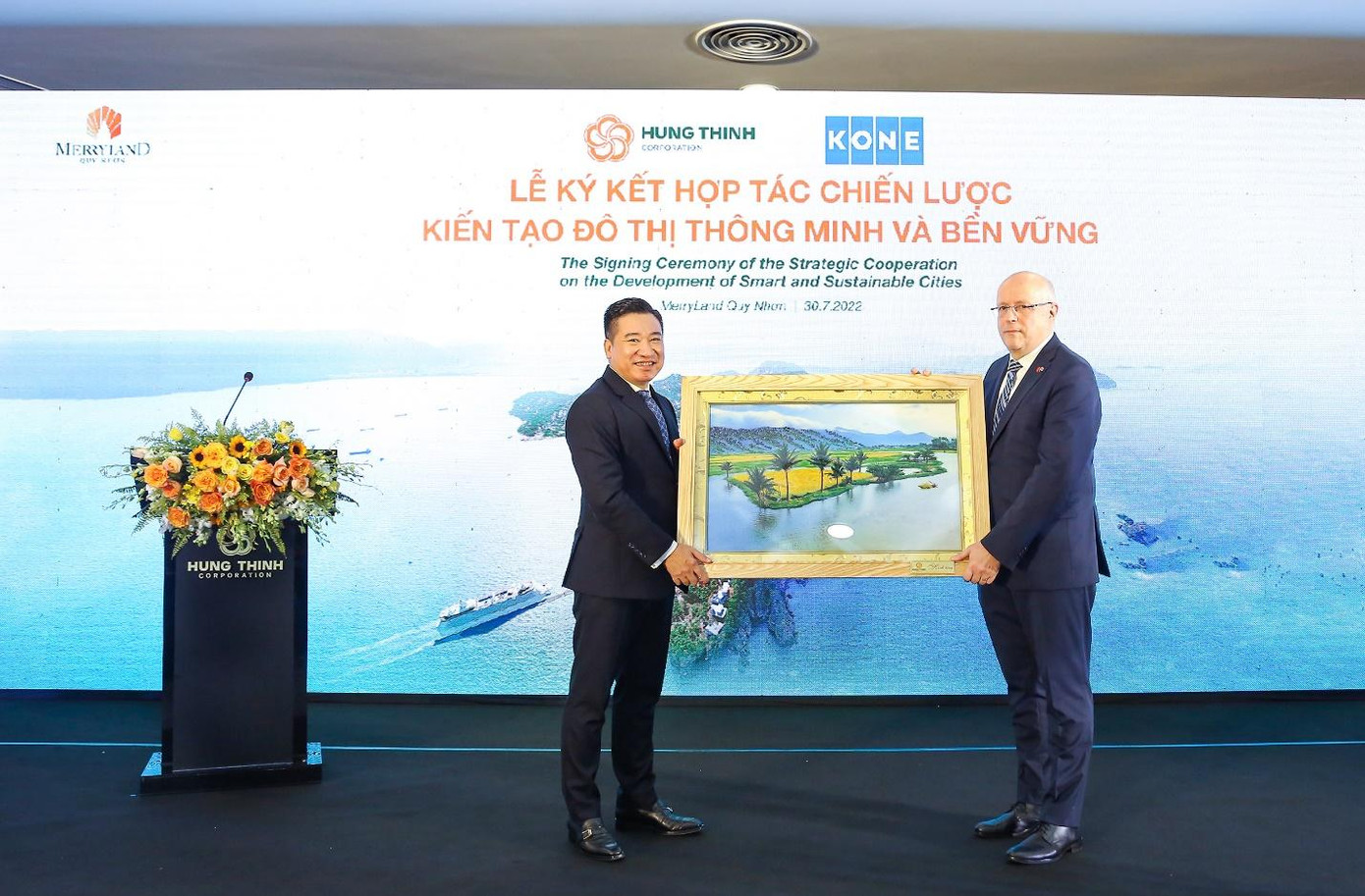 Ông Nguyễn Đình Trung – Chủ tịch Tập đoàn Hưng Thịnh gửi tặng tranh lưu niệm đến Ngài Keijo Norvanto - Đại sứ đặc mệnh toàn quyền nước Cộng hòa Phần Lan tại Việt Nam Ông Nguyễn Đình Trung – Chủ tịch Tập đoàn Hưng Thịnh gửi tặng tranh lưu niệm đến Ngài Keijo Norvanto - Đại sứ đặc mệnh toàn quyền nước Cộng hòa Phần Lan tại Việt Nam