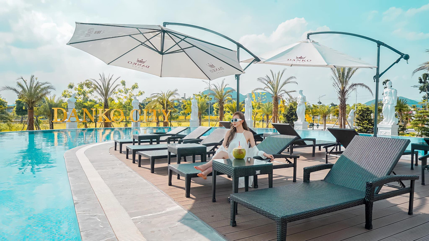 Tận hưởng tại bể bơi phong cách resort