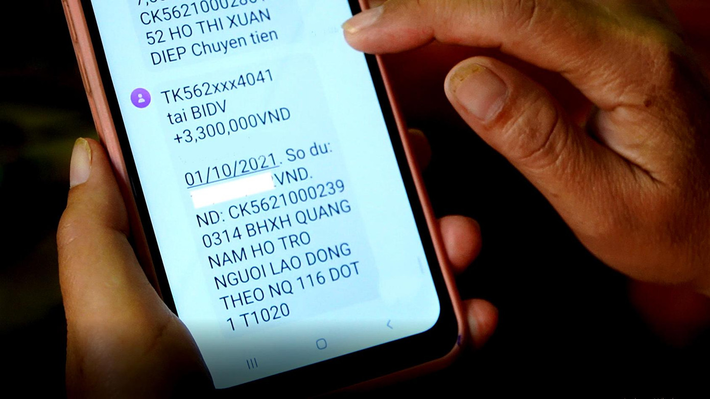 Người lao động nhận tiền hỗ trợ từ quỹ Bảo hiểm thất nghiệp năm 2021. Ảnh minh họa.