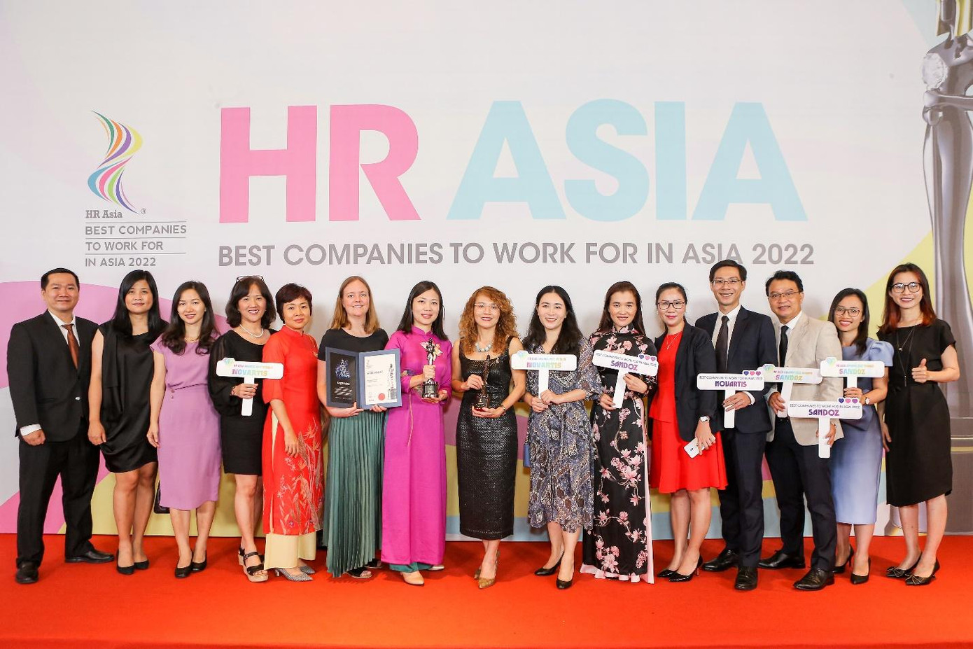 Các đại diện Novartis Việt Nam và Sandoz Việt Nam tại Lễ Trao Giải