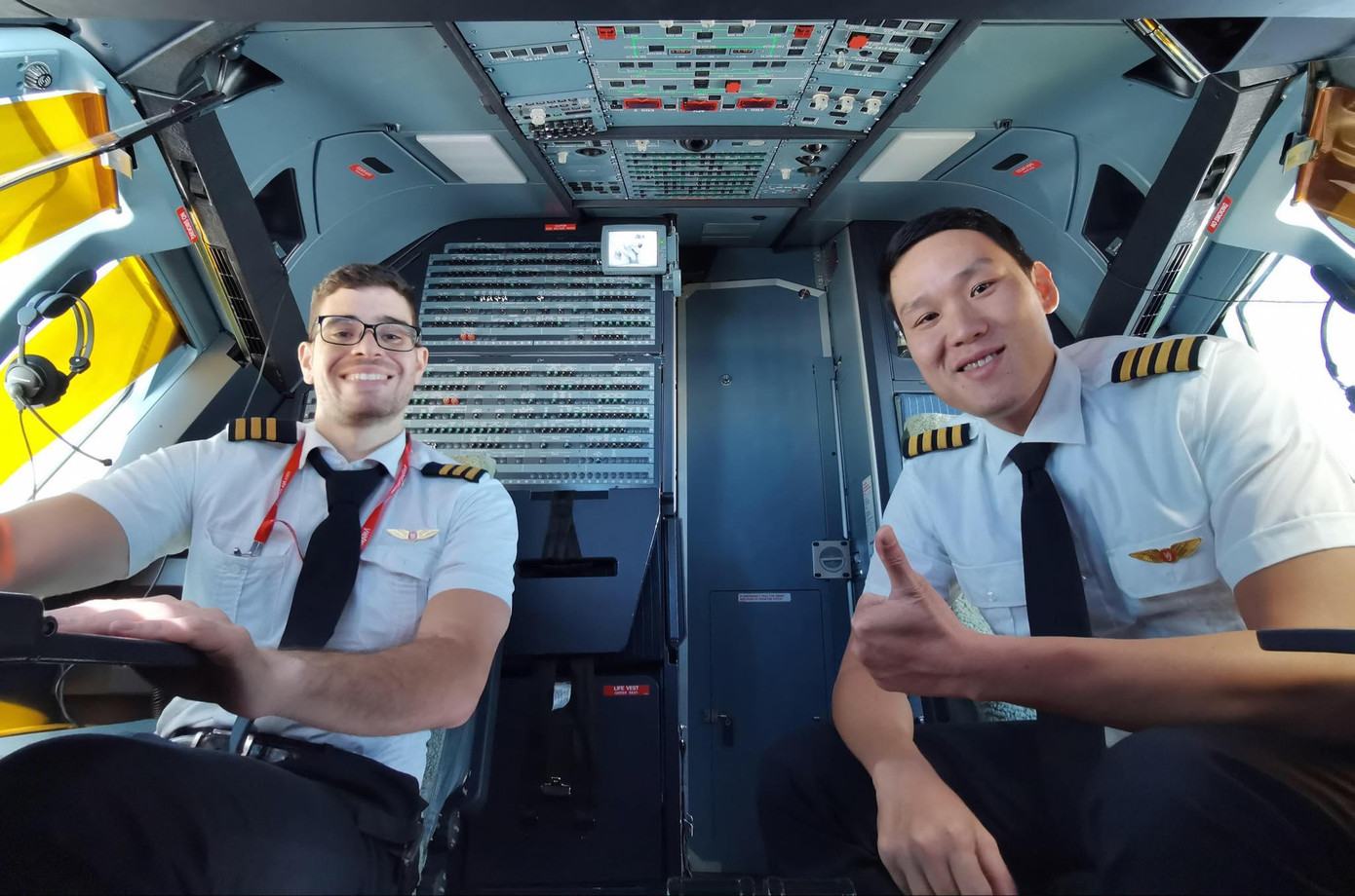 Cơ trưởng Đỗ Quang Anh cùng đồng nghiệp (ảnh: M.H)