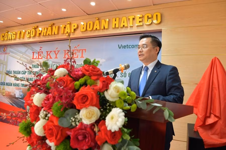Ông Nguyễn Thanh Tùng – Phó Tổng giám đốc phụ trách BĐH Vietcombank phát biểu tại Lễ ký kết Ông Nguyễn Thanh Tùng – Phó Tổng giám đốc phụ trách BĐH Vietcombank phát biểu tại Lễ ký kết