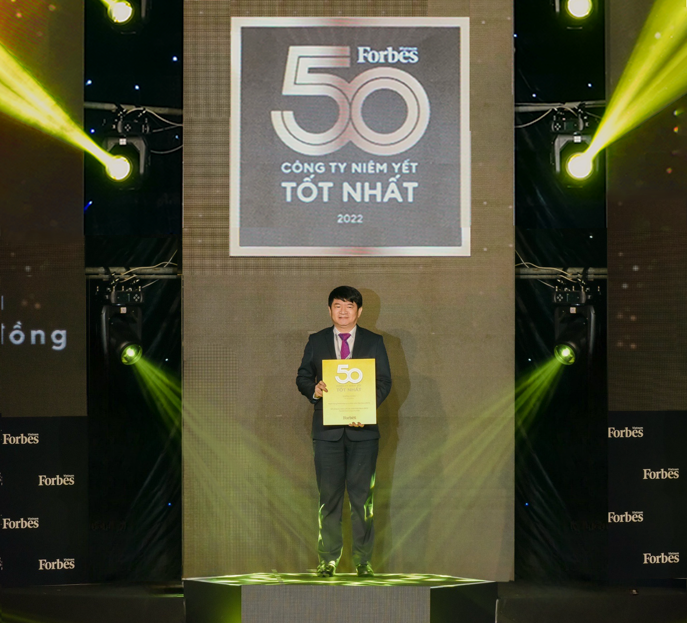 Ông Lê Trung Thành, Phó Tổng Giám đốc BIDV nhận chứng nhận vinh danh 50 công ty niêm yết tốt nhất do Forbes Việt Nam bình chọn