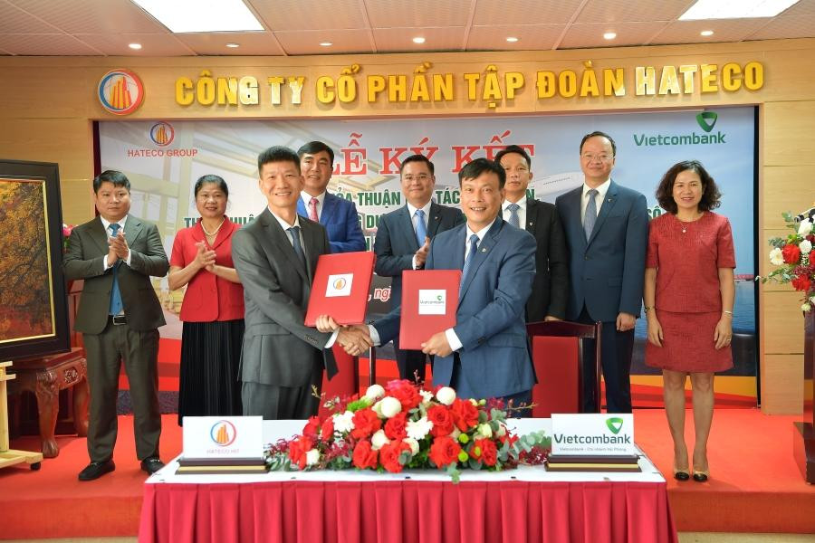 Ông Lê Ngọc Thái- Giám đốc Vietcombank Hải Phòng (bên phải) và ông Nguyễn Văn Tiến - Tổng giám đốc (Hateco HIT) thực hiện nghi thức ký Thỏa thuận nguyên tắc về việc cấp tín dụng cho cho dự án đầu tư xây dựng bến số 5, số 6 Khu bến cảng Lạch Huyện giữa Vietcombank Hải Phòng và Hateco HIT Ông Lê Ngọc Thái- Giám đốc Vietcombank Hải Phòng (bên phải) và ông Nguyễn Văn Tiến - Tổng giám đốc (Hateco HIT) thực hiện nghi thức ký Thỏa thuận nguyên tắc về việc cấp tín dụng cho cho dự án đầu tư xây dựng bến số 5, số 6 Khu bến cảng Lạch Huyện giữa Vietcombank Hải Phòng và Hateco HIT